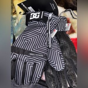 DC Shoes Black and White Patterned snow  Gloves med/large nwt